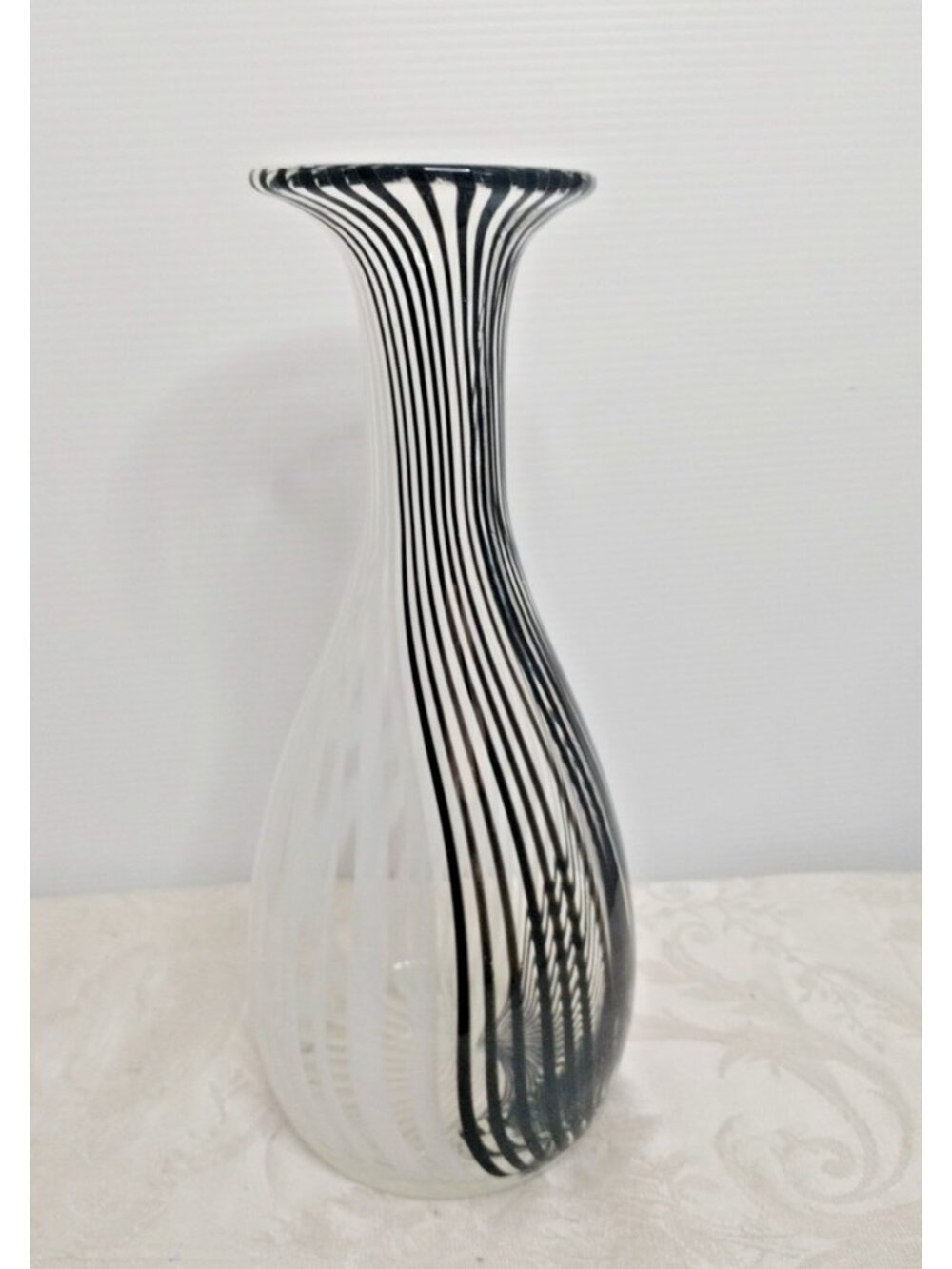 Dino Marteno Murano Glass Mezza Filgrano Swirled Vase Black& White 10"5x4"5